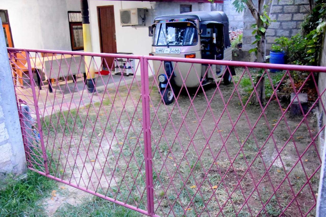 Meera Homestay & Guest House Anuradhapura Bagian luar foto