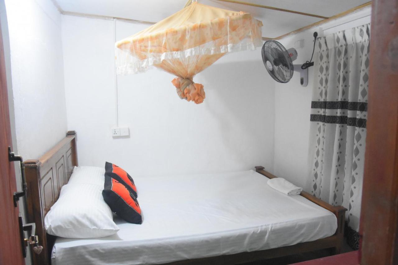 Meera Homestay & Guest House Anuradhapura Bagian luar foto