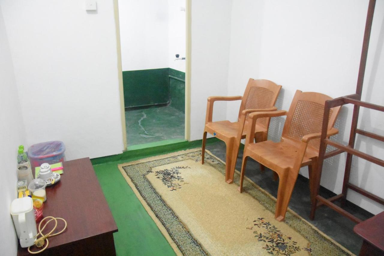 Meera Homestay & Guest House Anuradhapura Bagian luar foto