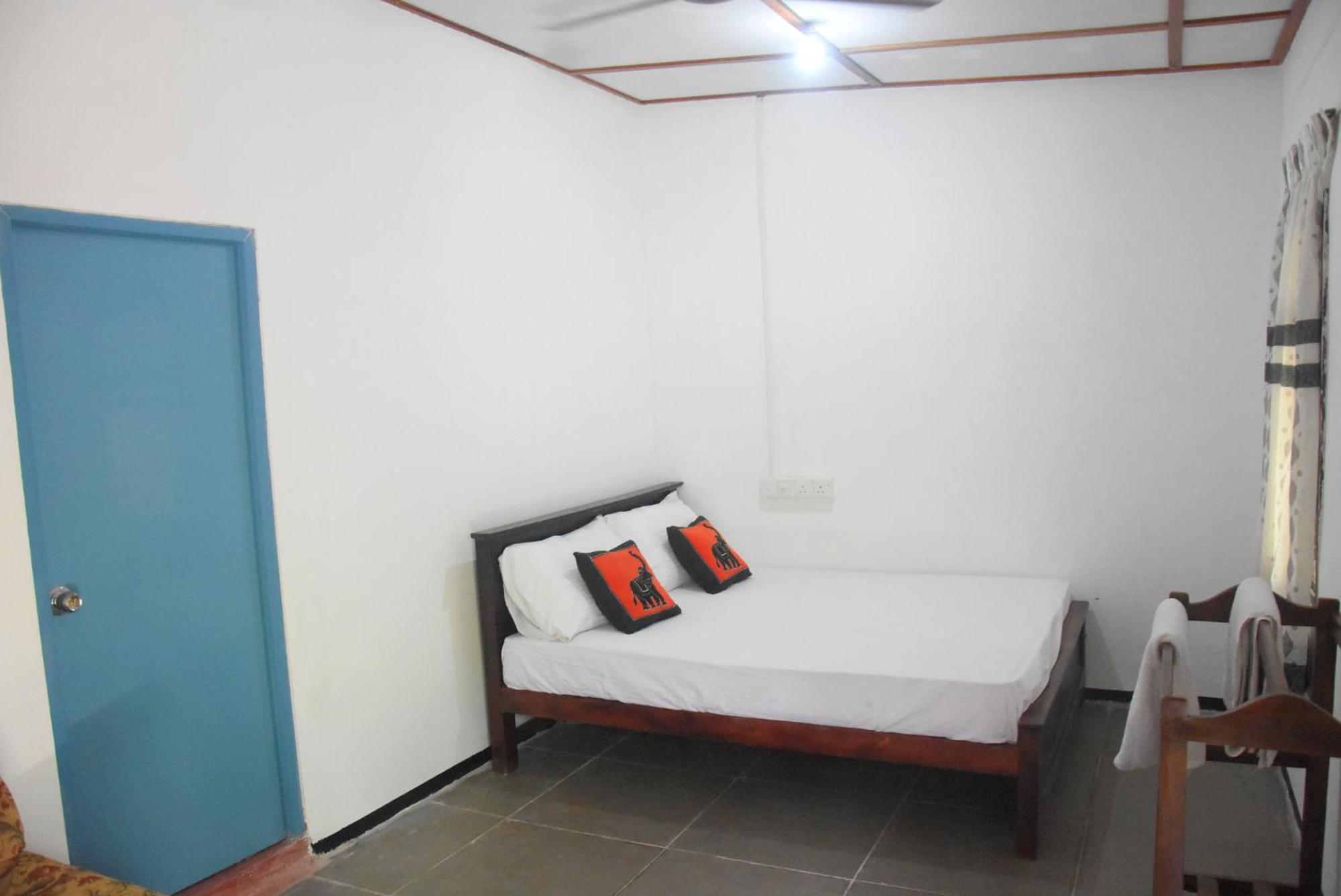 Meera Homestay & Guest House Anuradhapura Bagian luar foto