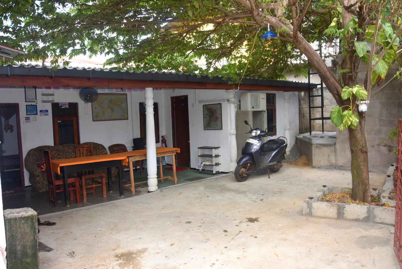 Meera Homestay & Guest House Anuradhapura Bagian luar foto